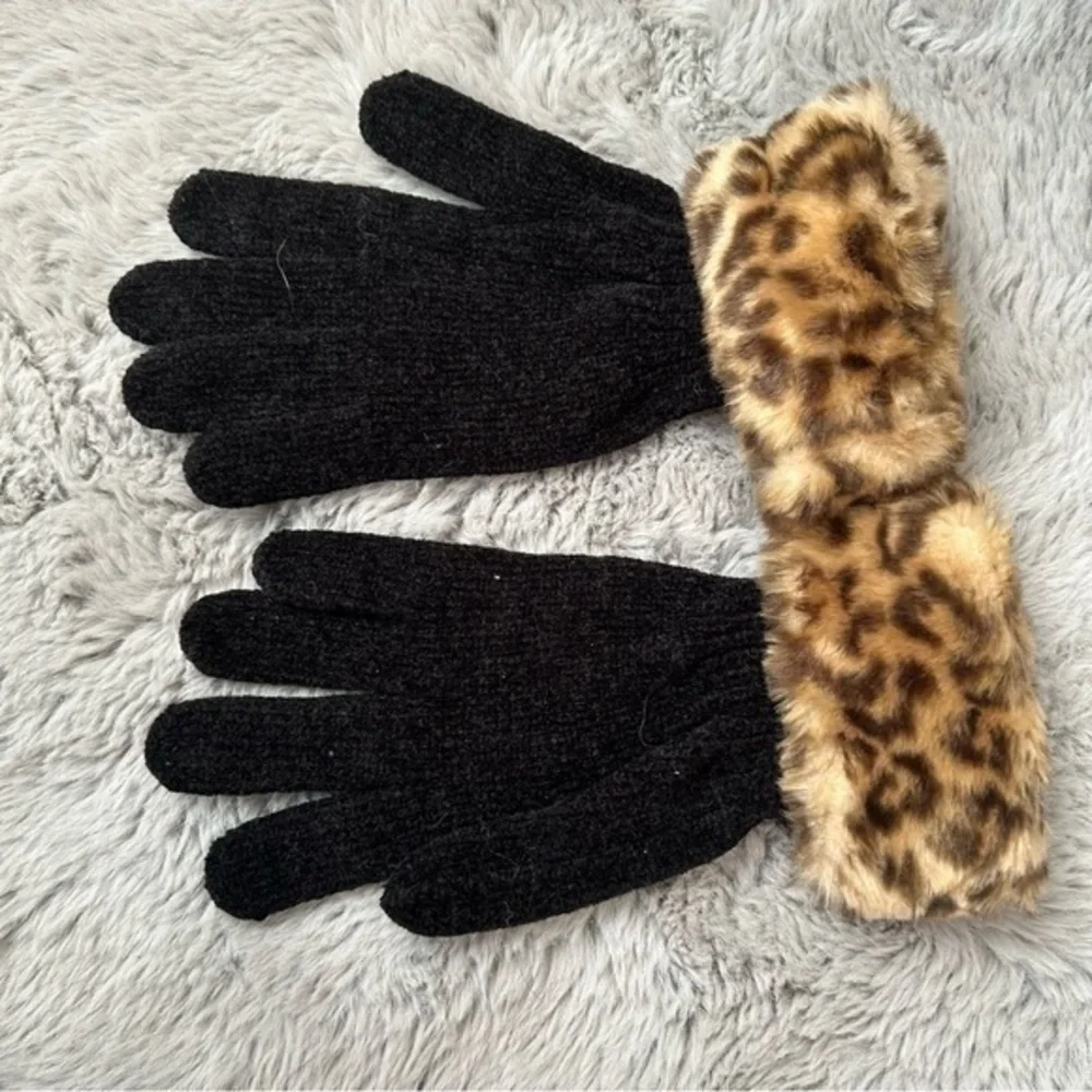 ✨NWOT winter ❄️ black leopard 🐆 snow knit gloves 🧤